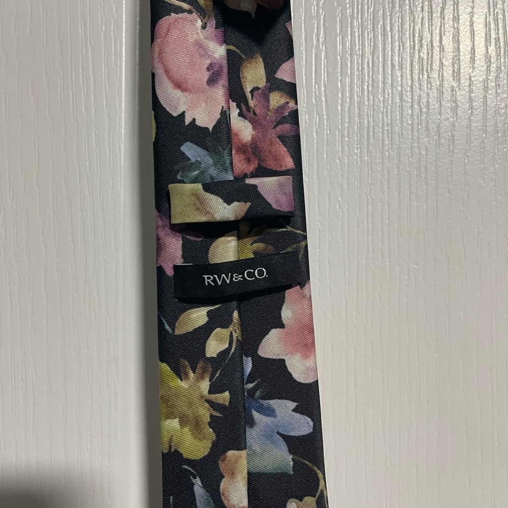 Amazing RW&CO floral tie for men! For suits or just casual dress shirt!